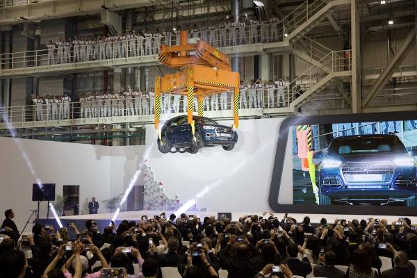 Audi Mexiko: The Audi Q5 on stage during the inauguration event in the Audi plant in San José Chiapa. © AUDI AG
