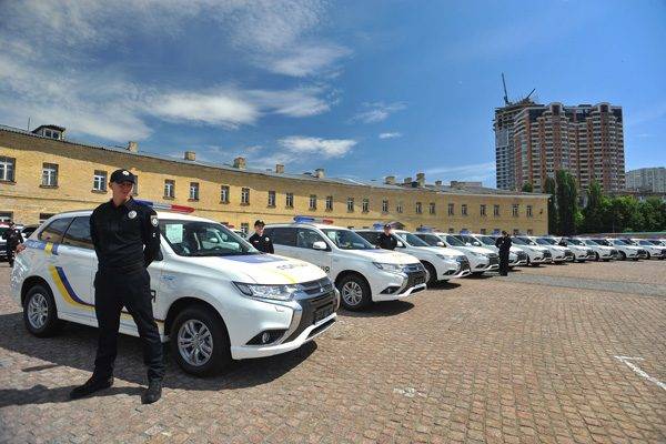 三菱 「アウトランダーPHEV」635台をウクライナ警察向けに納車