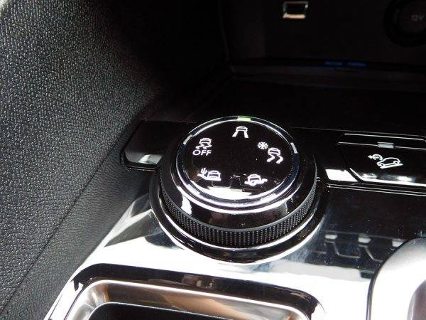 走行モード切替の右側にヒルディセントコントロールのスイッチがある