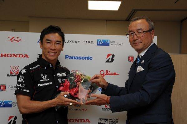 佐藤琢磨選手に日本モータースポーツ記者会が「栄誉賞」授与