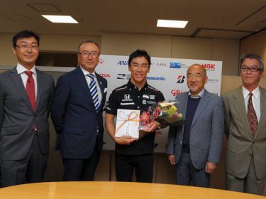 歴史的快挙！インディ500を制覇した佐藤琢磨選手に日本モータースポーツ記者会が「栄誉賞」授与