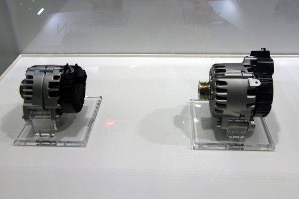 12V（左）と48Vの発電/駆動モーターユニット