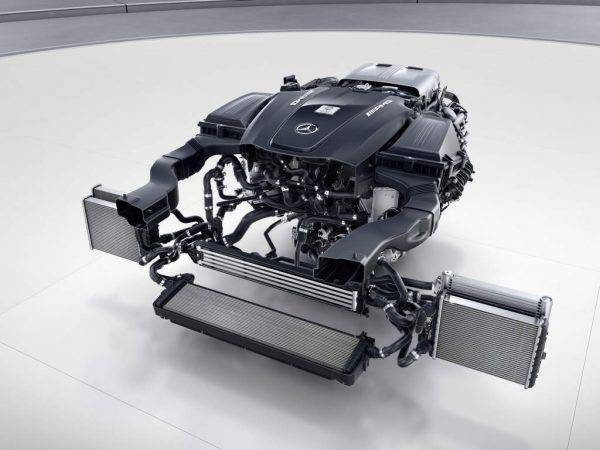 メルセデスAMG GT R 4.0LのV8直噴ツインターボエンジン