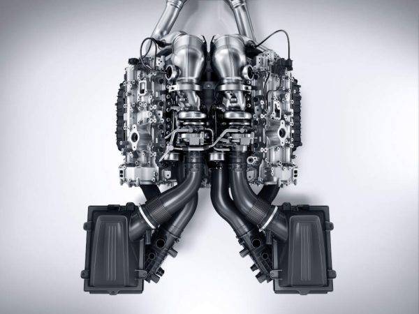 メルセデスAMG GT R 4.0LのV8直噴ツインターボエンジン