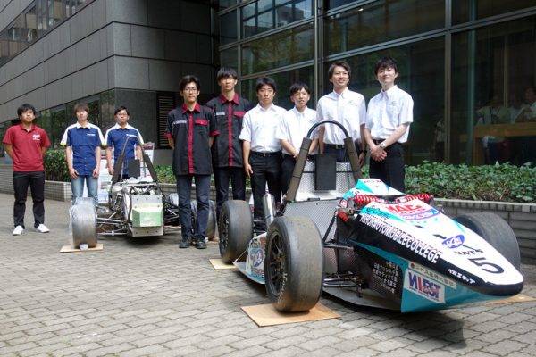 日本自動車大学校のマシン（手前）と茨木大学チームのマシン