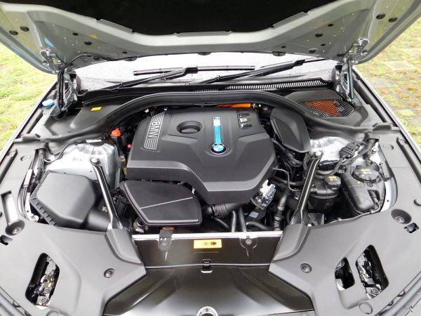 BMW　530e　2.0L４気筒ガソリンエンジン