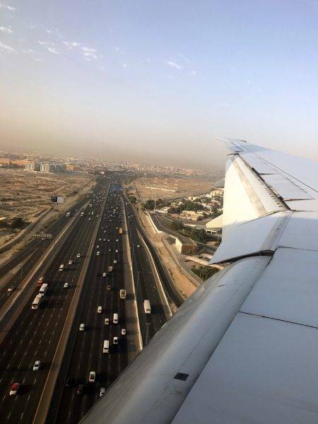 ドバイ　機上からの風景　片側6車線道路