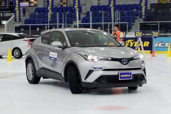 グッドイヤー　アイスナビ7　スケートリンク走行　C-HR