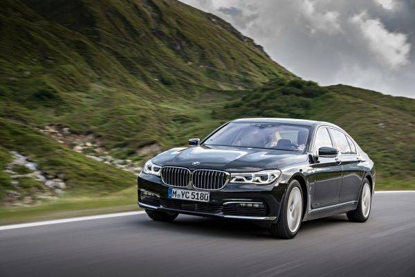 BMW 7シリーズ　クリーンディーゼル搭載モデル追加　xDriveモデル追加　走行イメージ