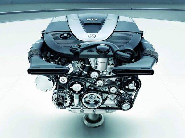 メルセデス・マイバッハS650　V12エンジン