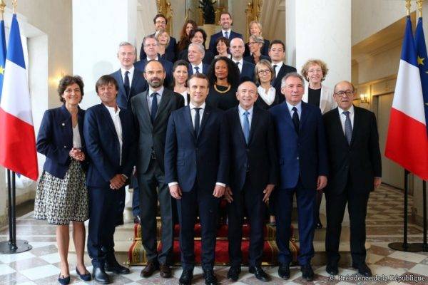 フランス政府首脳集合写真　マクロン大統領