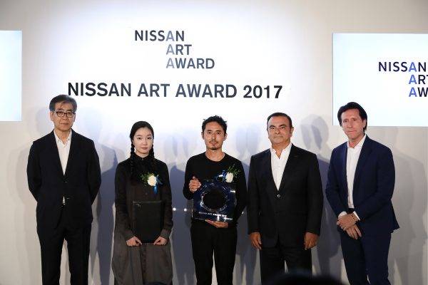 日産アートアワード2017　オーディエンス賞の横山奈美氏　グランプリの藤井光氏　プレゼンター　日産会長カルロス・ゴーン氏