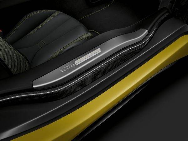 BMW i8 Protonic Frozen Yellow　サイドシルプレート