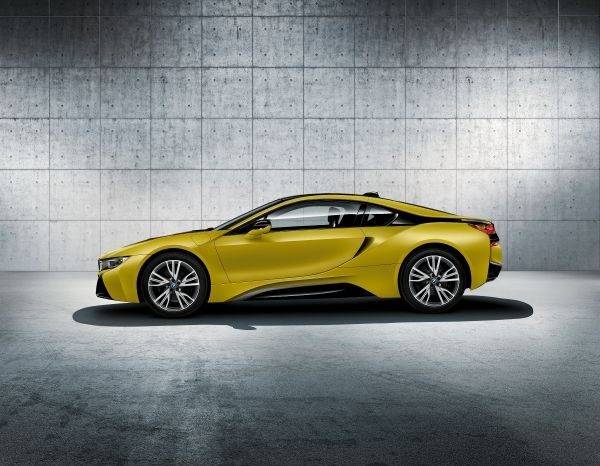 BMW i8 Protonic Frozen Yellow　サイドイメージ