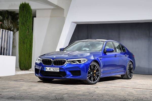 BMW　新型M5を発表　フロントイメージ