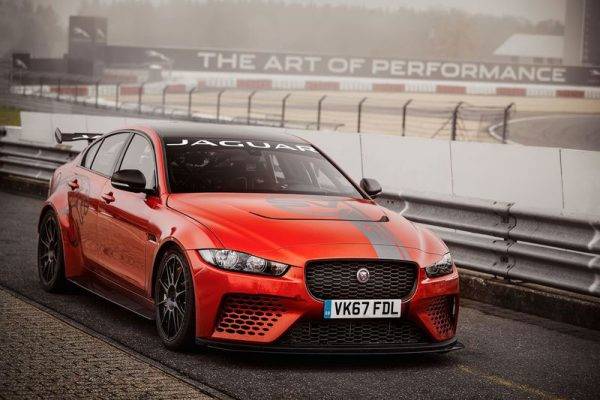 ジャガーXE SV PROJECT 8がニュルブルクリンクで世界最高記録を樹立　ピットロード