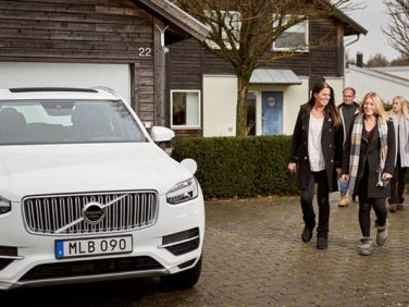 ボルボ スウェーデンの一般家庭が、自動運転化を目指すボルボの実証実験車で開発サポートを開始