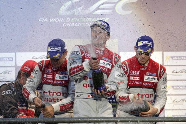 ポルシェ18号車を振り切って優勝したアウディ7号車のファスラー、ロッテラー、トルルイエ選手