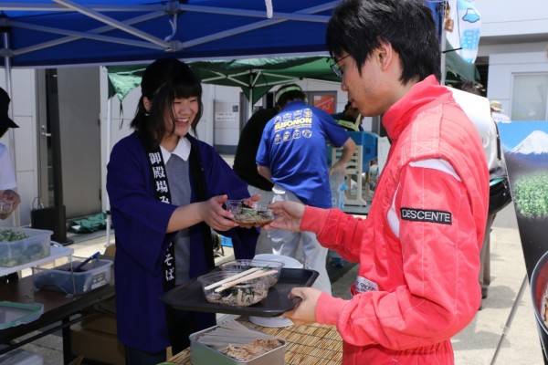 レース当日はパドックにホスピタリティテントや特産品の売店なども出店予定。