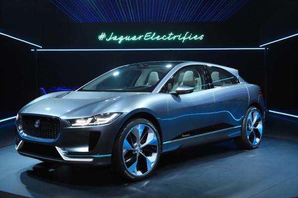 ジャガー初となる電気自動車のコンセプト、i-PACE